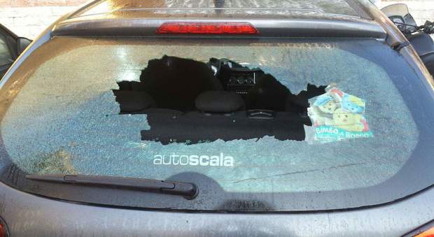 Pianura, 18 auto danneggiate: «Vandalismo o intimidazione?»