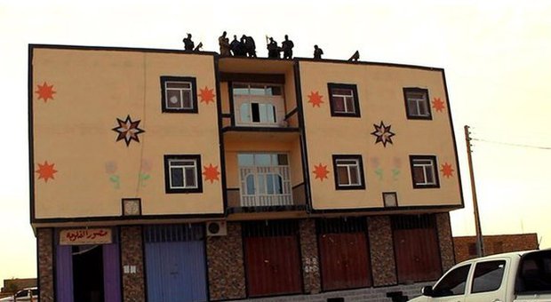 Isis, jihadisti uccidono gay gettandolo dal tetto di un edificio