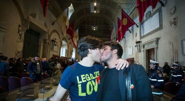 Unioni civili, Roma ha il suo registro. Marino: «In questa città l'amore è uguale per tutti»