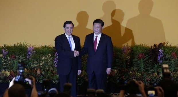 Vertice Cina-Taiwan, storica stretta di mano tra i due leader