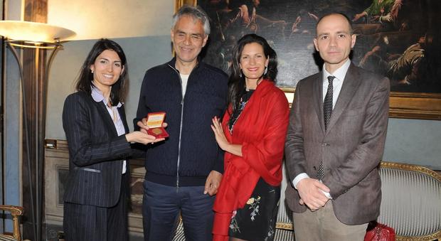 Raggi riceve Bocelli in Campidoglio: «In autunno evento di beneficenza»