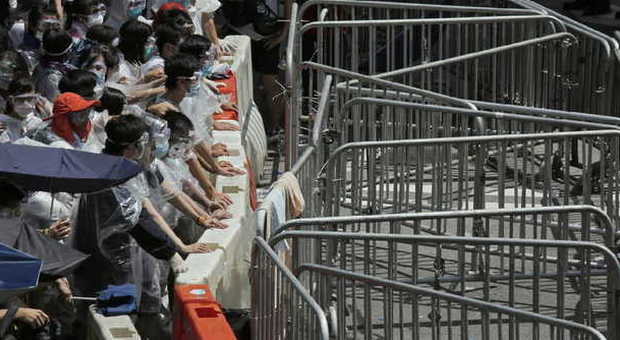 Hong Kong, dilaga la protesta contro il governo: sit in di 30mila persone