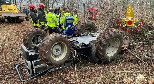 Trattore si ribalta, tragedia nel Vicentino: agricoltore muore schiacciato mentre trasporta la legna