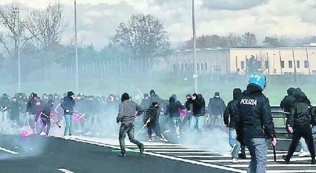 Gli scontri tra ultras sull'autostrada A1