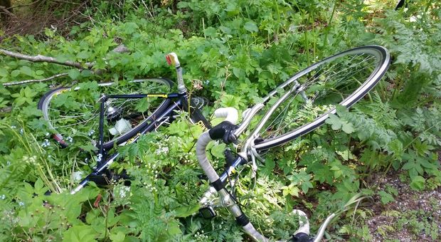 Con la bici nel burrone: muore a 32 anni agente della polizia locale