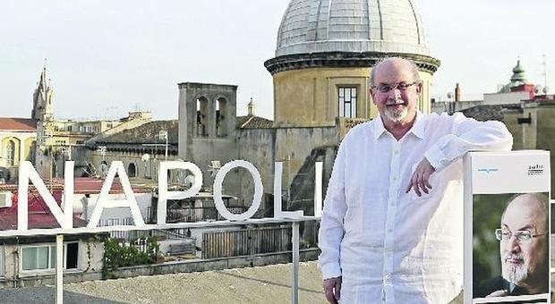 Il ritorno di Salman Rushdie: «Non temo più Napoli, ho vinto la mia fobia»