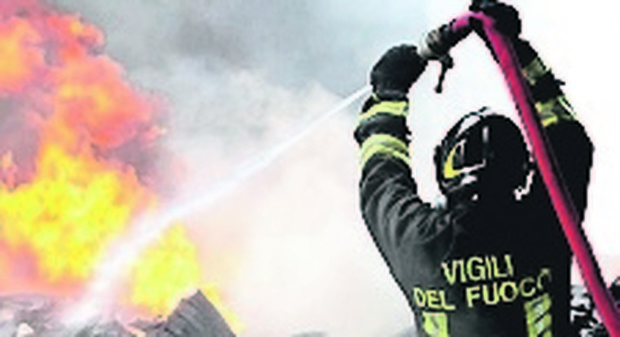 Napoli, Sos vigili del fuoco: finite lo scorte di guanti, caschi e stivali antifiamma