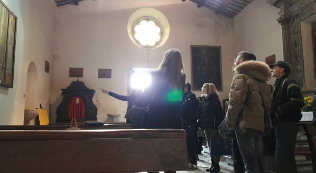 La guida turistica ascolana Sara Giorgi mentre spiega i tesori che sono custoditi all’interno della chiesa di San Lorenzo a Paggese