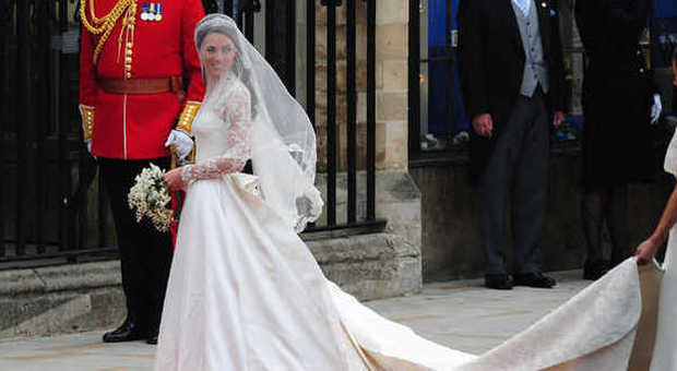 L'abito da sposa di Kate Middleton (dressapple)