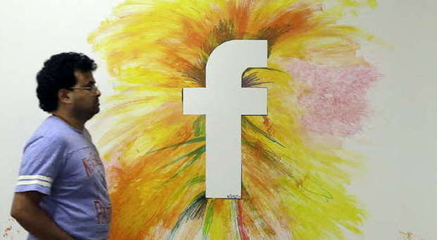 Il logo di Facebook nel campus della società a Menlo Park, California
