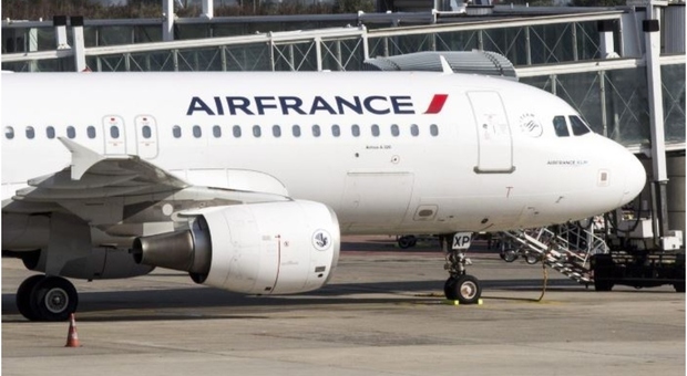 Passaporto russo, non la fanno salire sul volo di ritorno dalle vacanze: «Causa di 50mila euro ad Air France»