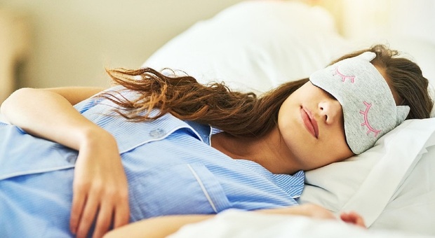 Come dormire bene, il buon sonno comincia un'ora e mezza prima di andare a letto: evitare cibi iperproteici, i litigi e lo scroll del telefono