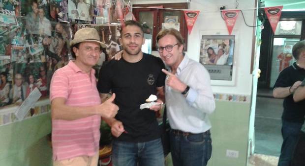Gelato e palleggi a Sorrento per il calciatore Ricardo Rodriguez