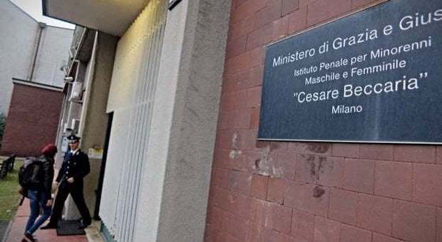 Milano, appiccato incendio nel carcere minorile Beccaria: trenta detenuti intossicati. Soccorsi ostacolati dalla carenza di agenti