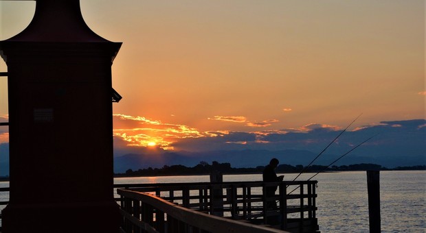 Quando il sole sorge sul mare, al Faro Rosso di Lignano