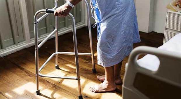 Una 92enne cade alla Festa dell'anziano, ma non chiamano l'ambulanza: ora è grave