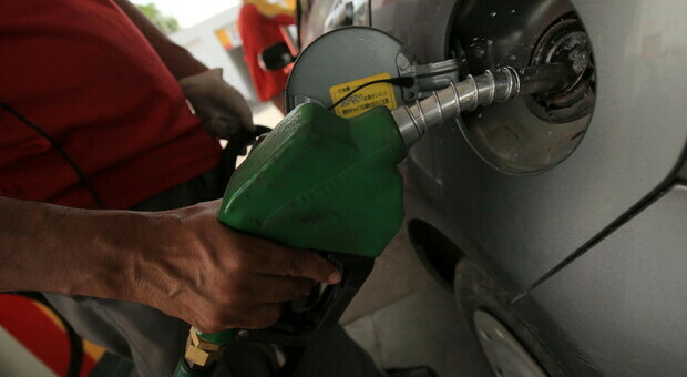 Benzina, caro prezzi sui carburanti per Ferragosto: è allarme