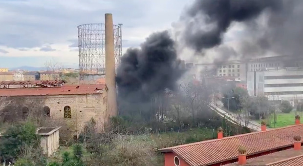 Roma, incendio tra i giacigli di fortuna dell'ex Mira Lanza: colonna di fumo nero invade il quartiere