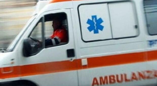 Avvocato litiga con l'autista dell'ambulanza: mezzi "incollati" e gesti eloquenti visti dallo specchietto