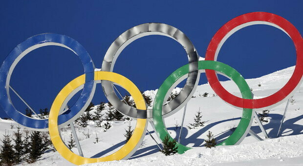 Giochi Olimpici invernali, cerimonia d'apertura: gli azzurri sfilano a Pechino con la mantella tricolore di Armani