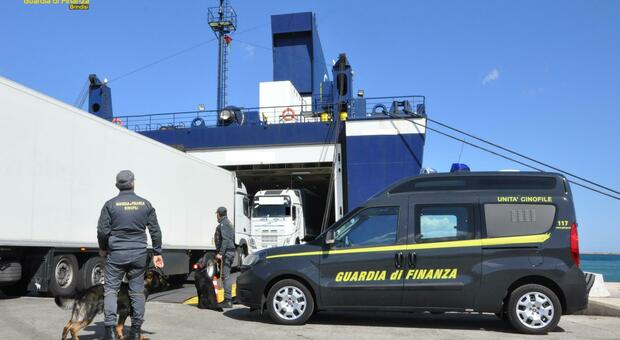Tir carico di scarpe contraffatte dalla Grecia: maxi sequestro nel porto