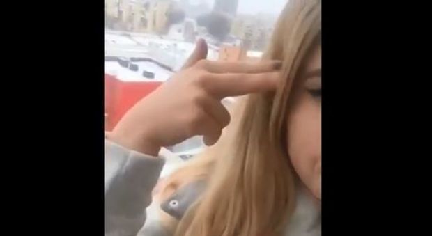 Gira un video e lo posta sui social, 15enne si getta dal balcone insieme alla sorellina: torna l'allarme Blue Whale