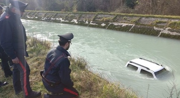 Auto affiora dalle acque del fiume: si teme sia dell'ex assessore sparito