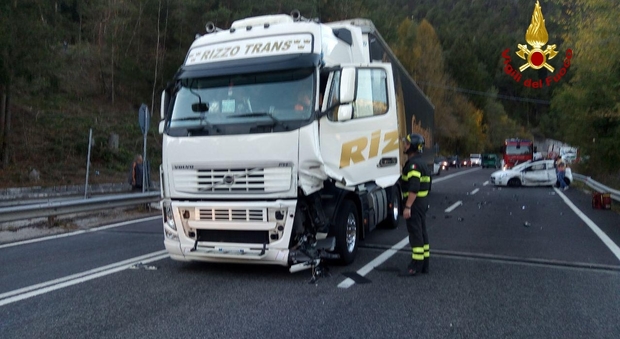 Incidente in Alemagna: scontro tra un camion e un'auto