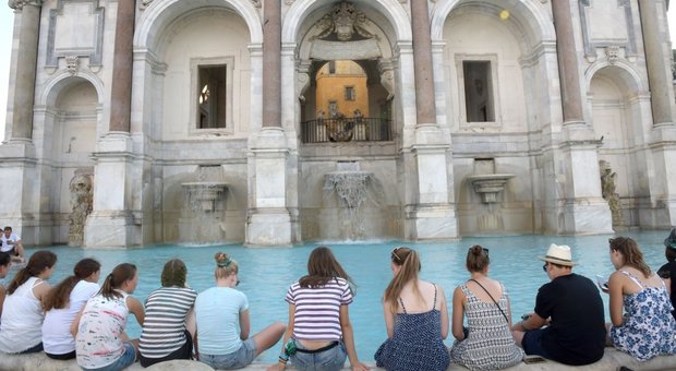 Roma, per i turisti fontane come piscine: scempio da Barberini al Gianicolo