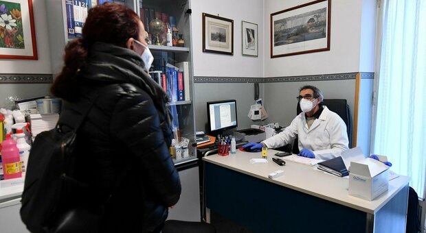 Vaccini col contagocce ai medici del Lazio: «Niente Pfizer, 10 dosi per studio»