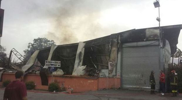 Boscoreale, incendio distrugge nota azienda che lavora il caffè