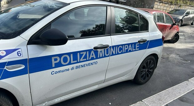 Un’auto della polizia municipale della città.