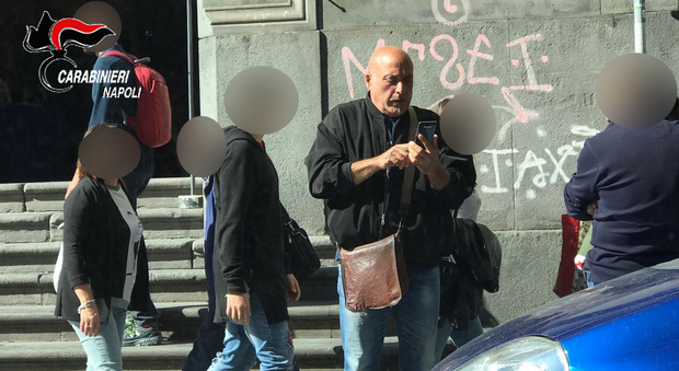 Napoli, torna a «lavoro» il parcheggiatore abusivo che aveva rigato la macchina ai ragazzi Erasmus