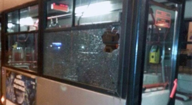 Roma, lancio di sassi contro due autobus: vetro in frantumi e tanta paura