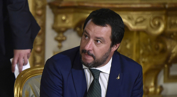 «Migranti, stretta sulle Ong nei porti». Ma Salvini non farà strappi