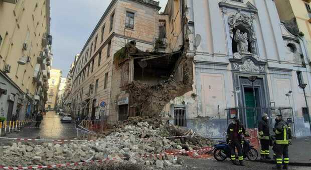 Napoli, crolla facciata della chiesadel Rosario a piazza Cavour: traffico paralizzato, gente in strada