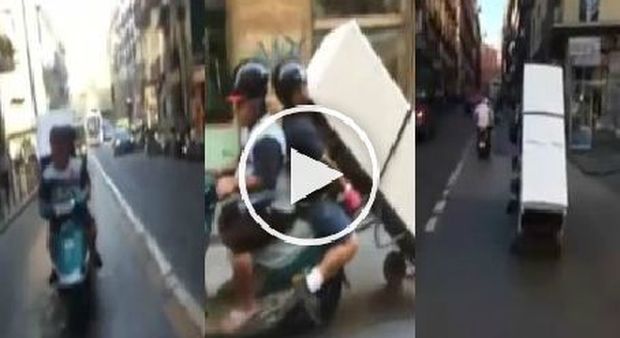 Napoli, trasportano un frigorifero con lo scooter, il video è virale. Ma scatta la denuncia