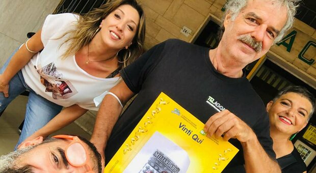 Jesi, Tiziano il mendicante al semaforo vince 300mila euro al Gratta e vinci: «Offro la cena a chi mi ha sostenuto»