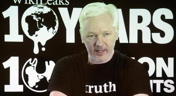 Assange resta senza connessione: “Uno Stato mi ha tagliato la linea”