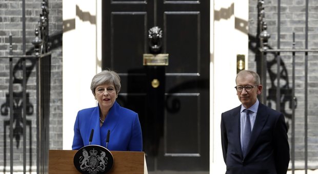 Theresa May e il marito Philip lasciano il quartier generale Tory (Ansa)