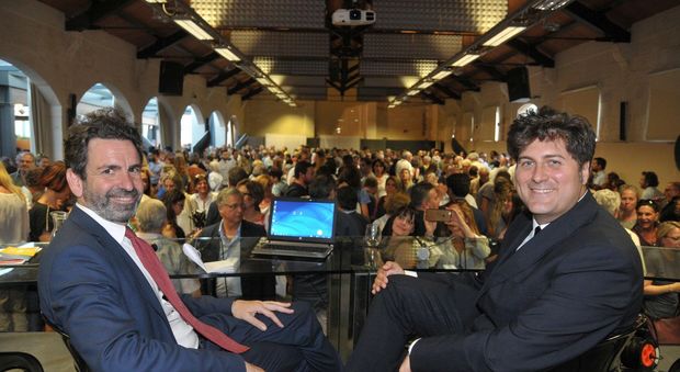 Da sinistra, il sindaco Carlo Salvemini e il capo della minoranza Mauro Giliberti