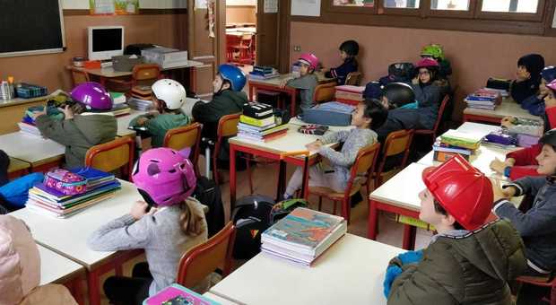 Cavo crolla tra i banchi, alla elementare Stoppani alunni in classe con il casco FOTO