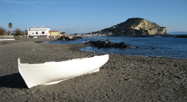 Coronavirus a Napoli, in quattro prendono il sole sulla spiaggia: scatta la multa