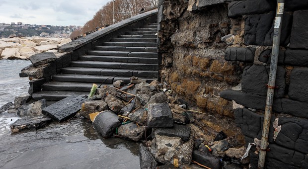 Napoli, arco borbonico crollato: scendono in piazza le associazioni a difesa dei monumenti
