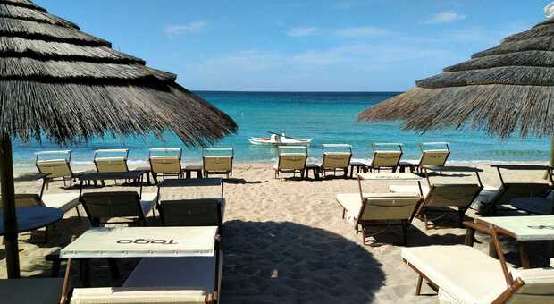Porto Cesareo, gli stabilimenti Togo Bay e Bonavista costretti a chiudere: turisti restano senza ombrelloni la settimana di Ferragosto