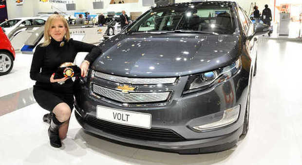 Susan Docherty, numero uno di Chevrolet in Europa, vicino alla Volt con il premio di Auto dell'Anno 2012