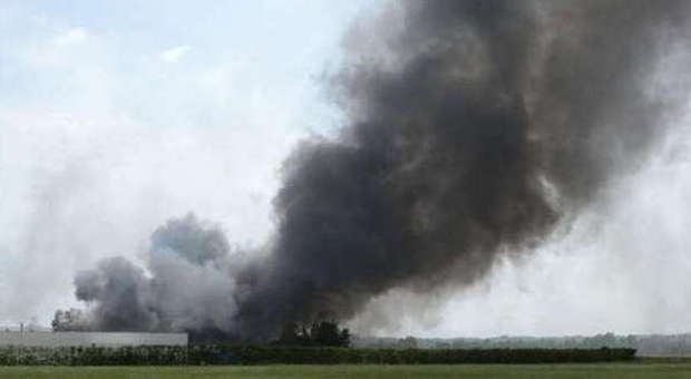 Furioso incendio devasta la fabbrica della Maia: il fumo visibile a 30 km
