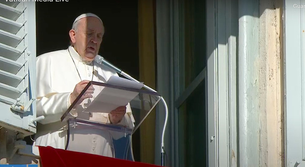 Papa Francesco benedice le statuette del presepe dei bambini: «Ricordate che Gesù è gioia»