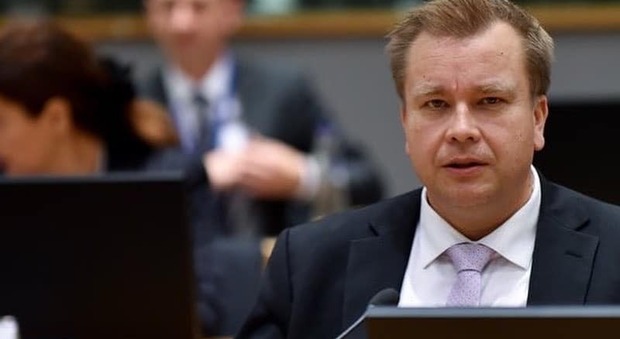 Finlandia, il ministro della Difesa va in congedo di paternità: «Prima i miei figli»
