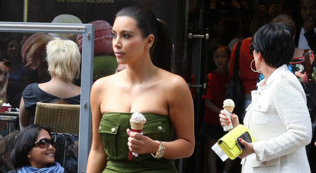 Web scatenato sulla cellulite della Kardashian "Kim, non c'è niente di vero in te"